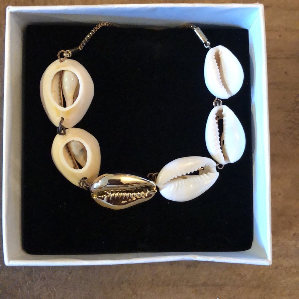 NIB LOGAN TAY SHELL BRACELET